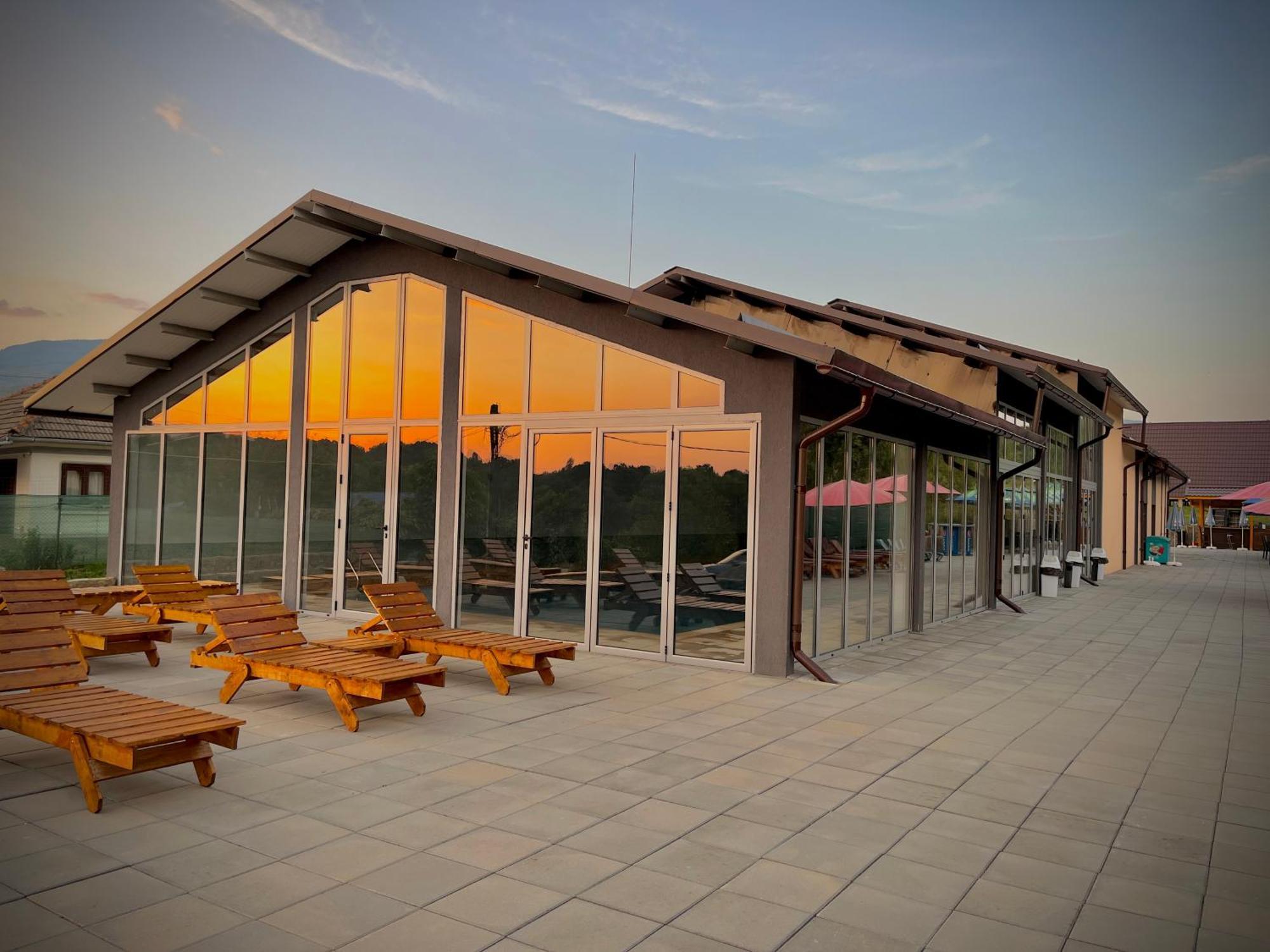 Aquacool Hotel Crasna  Bagian luar foto